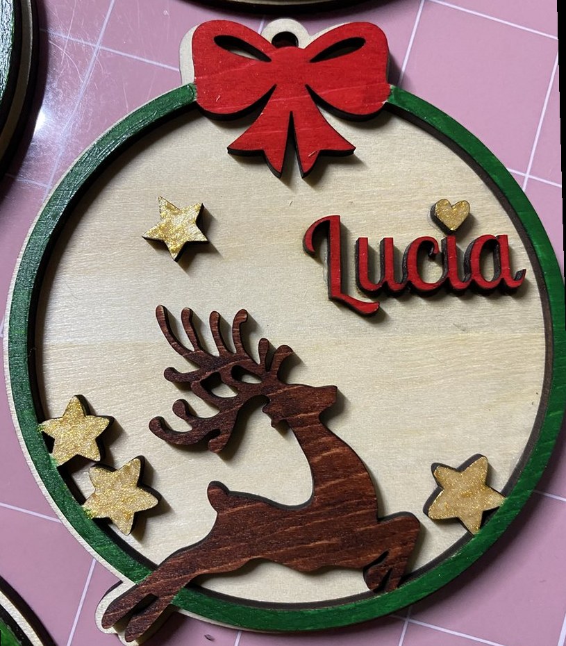 Bola de Navidad de madera con el nombre Lucía y un reno — Madera con Café