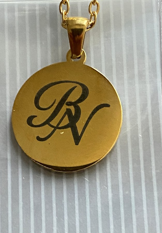 Colgante personalizado con iniciales grabadas a laser en bano de oro