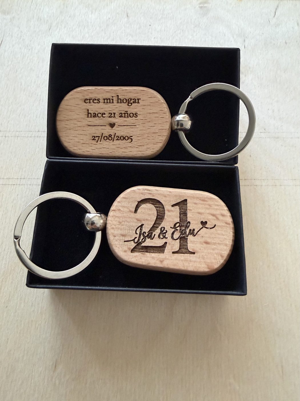 Par de llaveros de madera personalizados para pareja, grabados por las dos caras: delante los nombres con electrocardiograma y el año, detrás la frase y la fecha